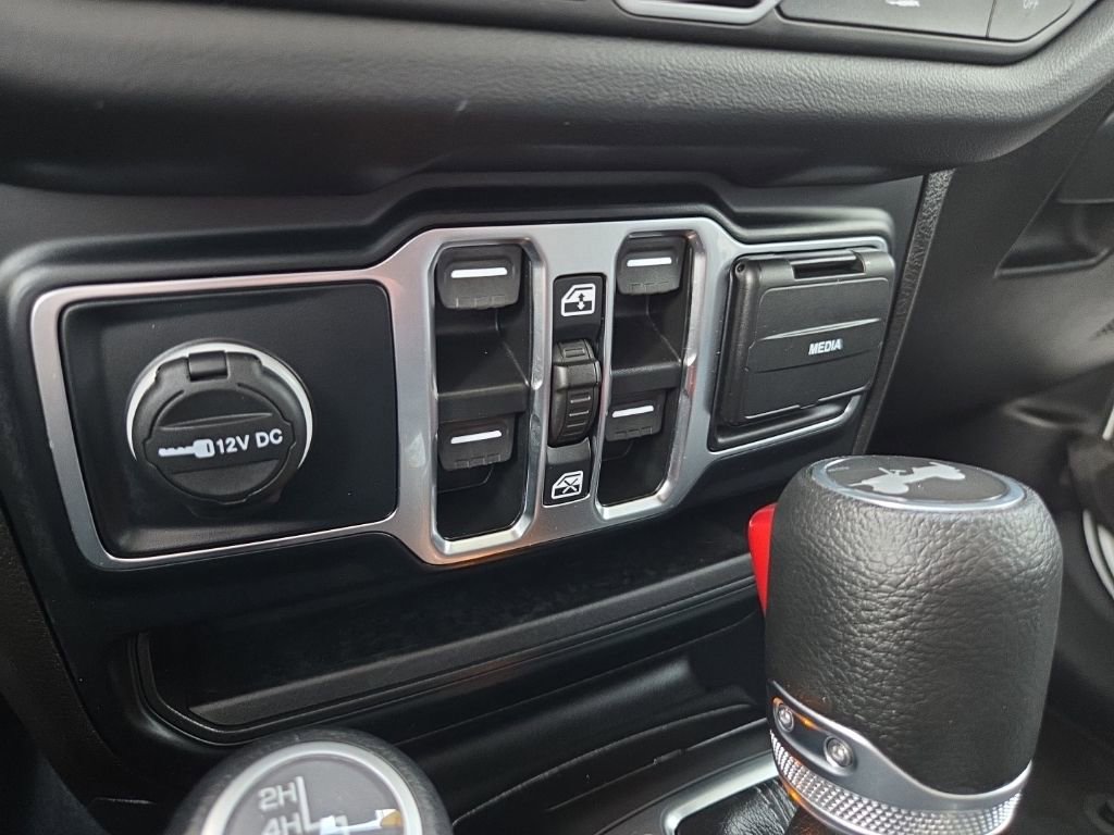 Used 2024 Jeep Wrangler Sahara image 34