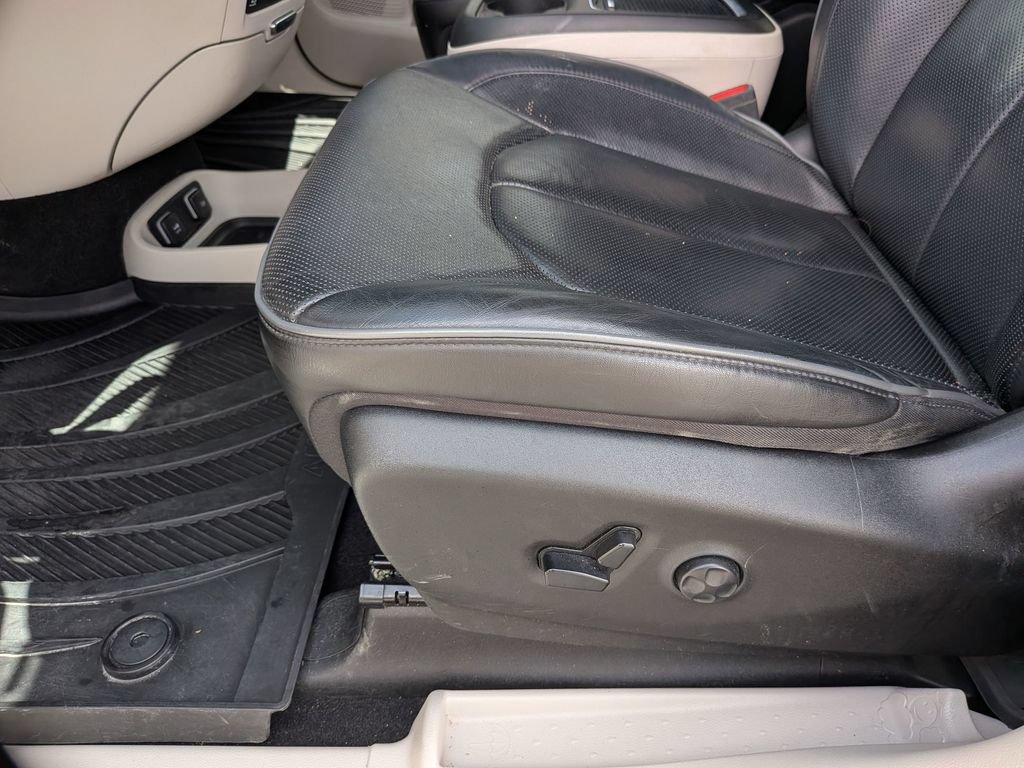 Used 2020 Chrysler Pacifica Limited w/ Advanced Safetytec Group FWD image 17