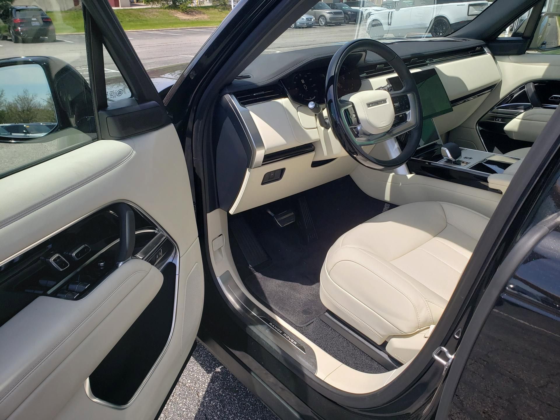 New 2026 Land Rover Range Rover Long Wheelbase SE AWD/4WD image 9