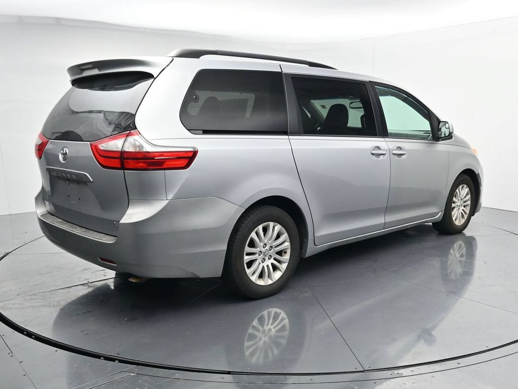 Used 2015 Toyota Sienna XLE w/ Four Season Floor Mat Package FWD image 8