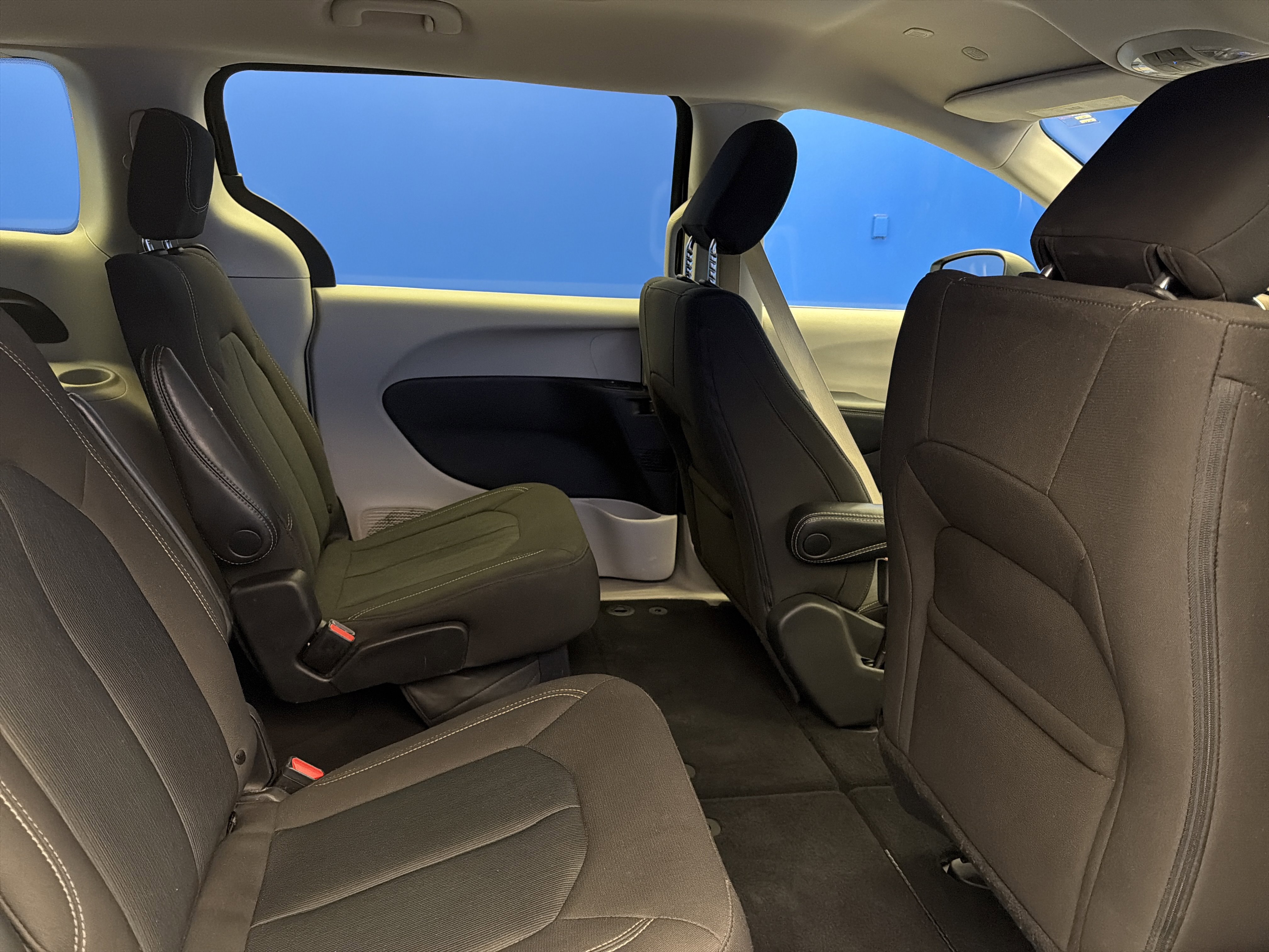 Used 2023 Chrysler Voyager LX image 25