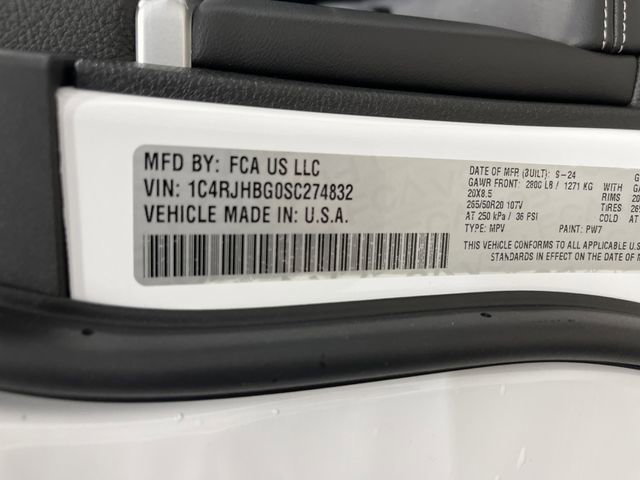 Used 2025 Jeep Grand Cherokee Limited w/ Black Appearance Package image 38