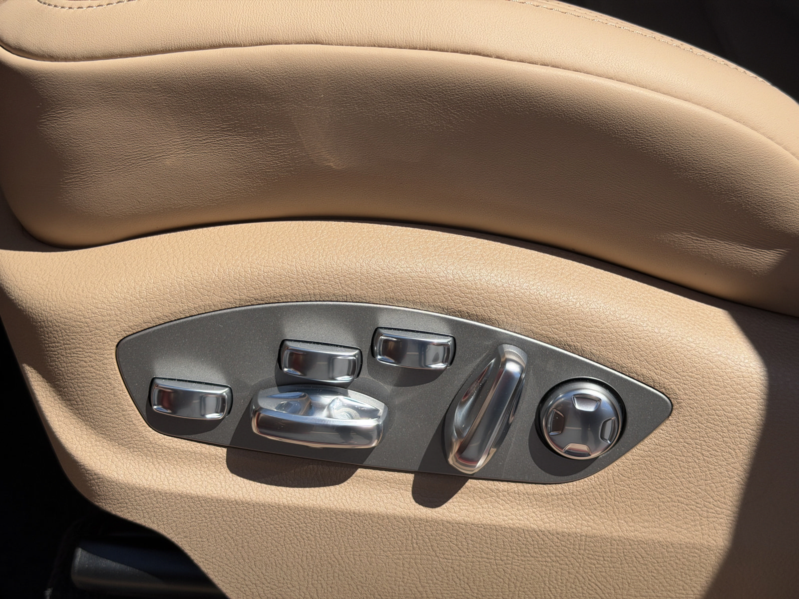 New 2026 Porsche Macan Turbo AWD/4WD image 24