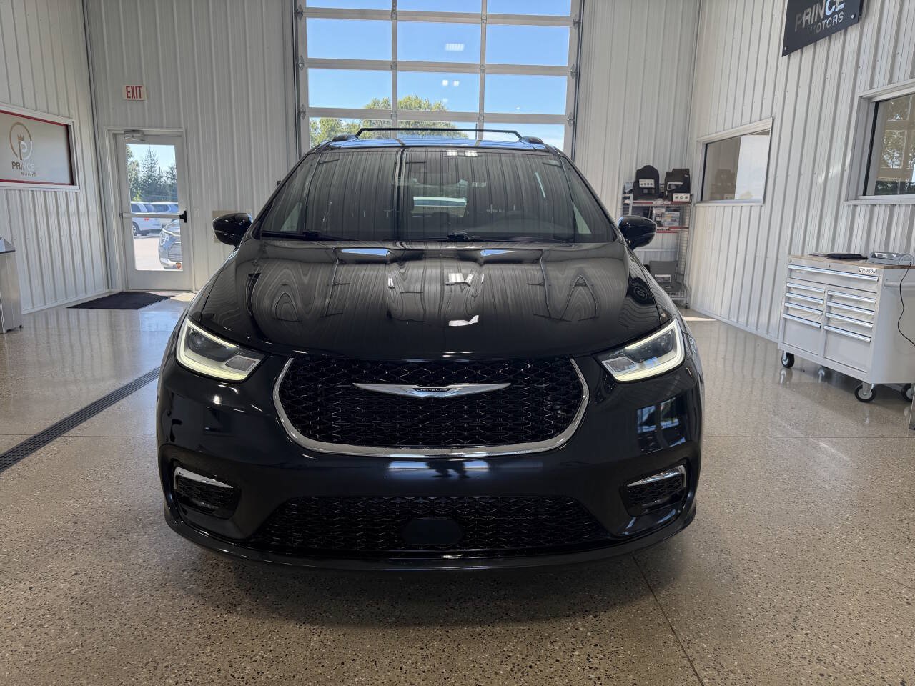 Used 2022 Chrysler Pacifica Touring FWD image 8