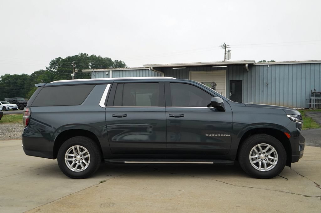Used 2021 Chevrolet Suburban LT RWD image 3
