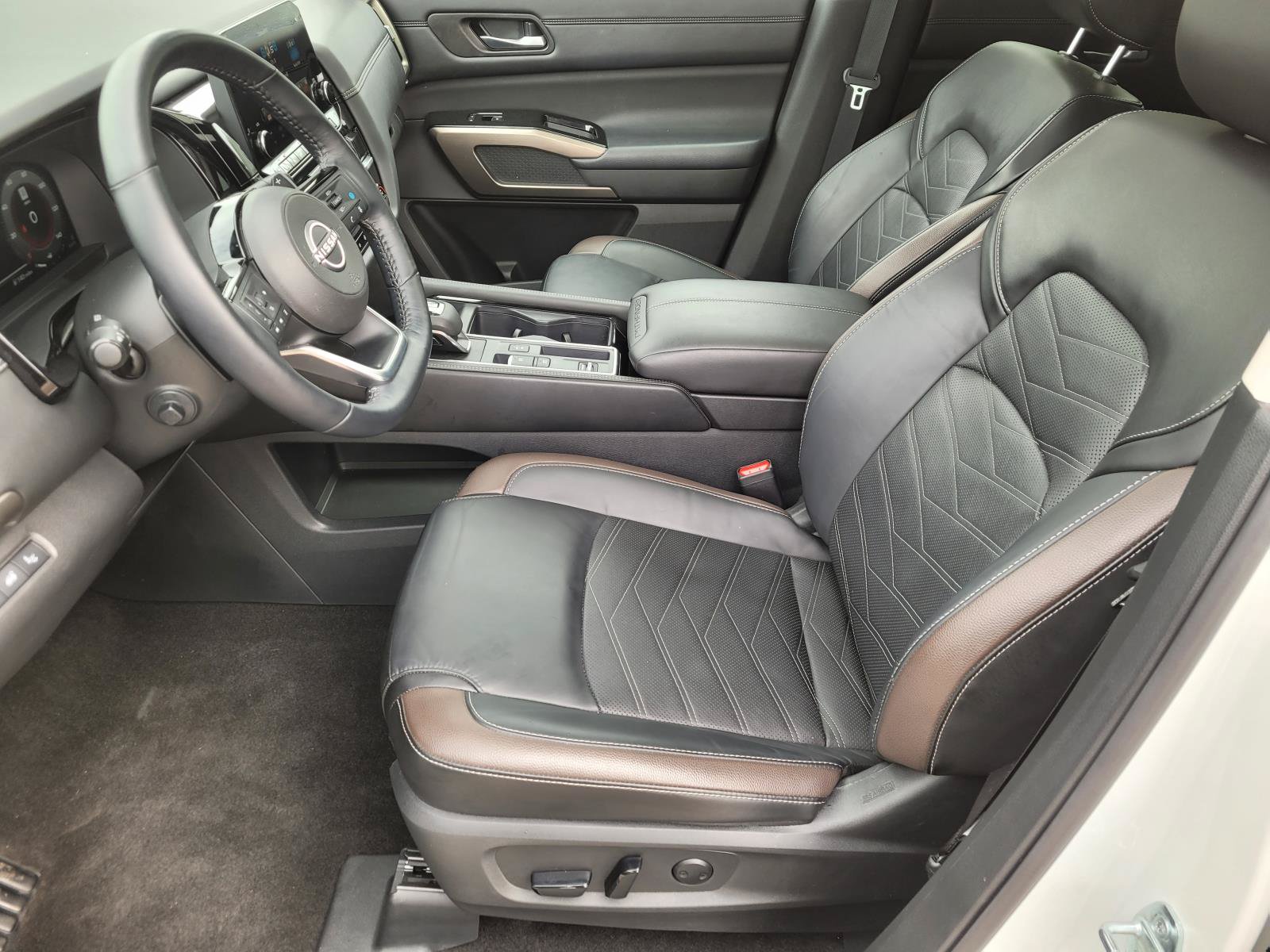 Used 2024 Nissan Pathfinder Platinum FWD image 3