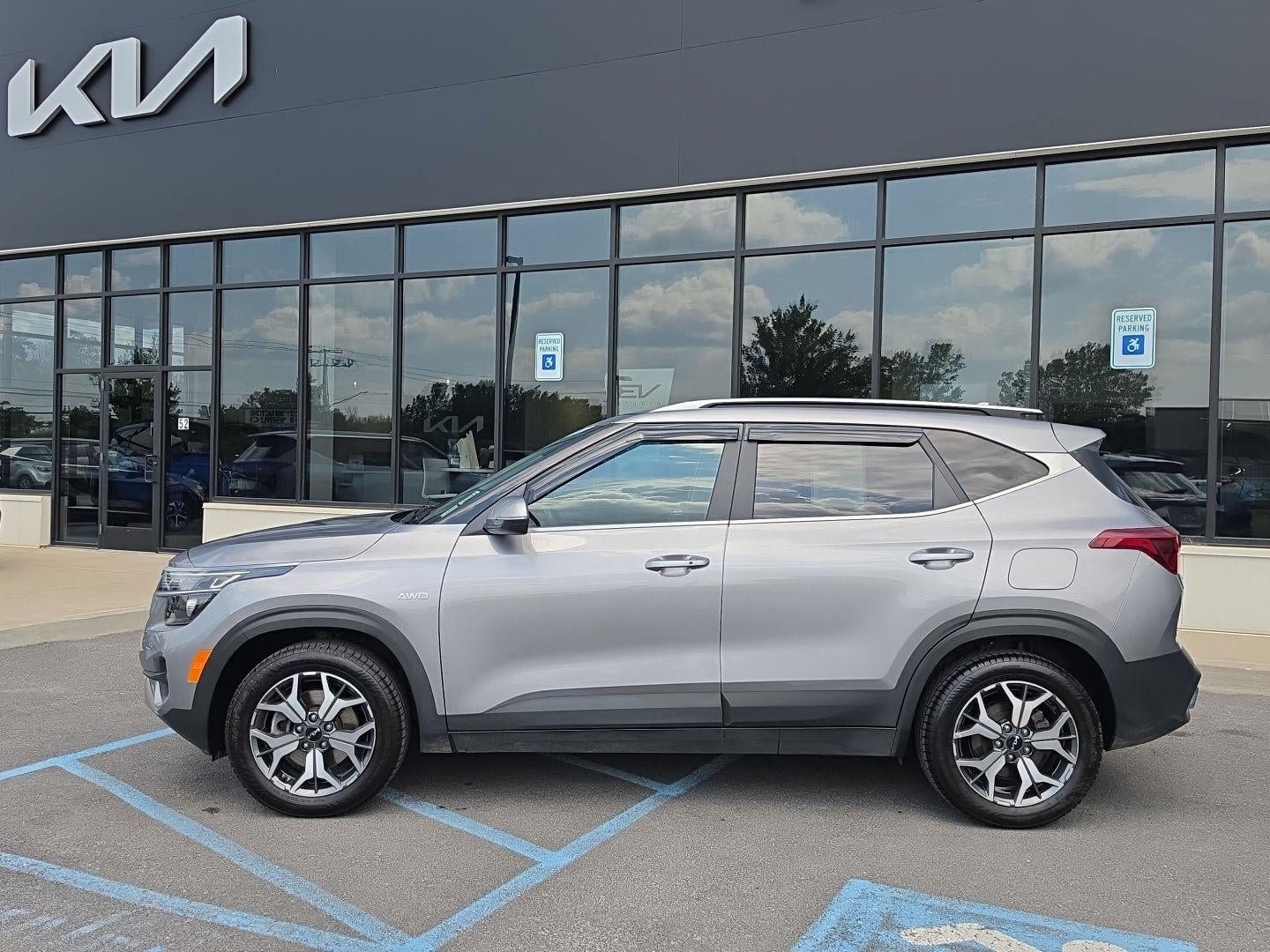 Certified 2022 Kia Seltos EX AWD/4WD image 2