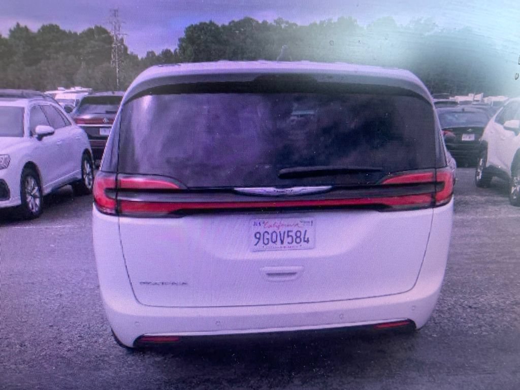 Used 2023 Chrysler Pacifica Touring-L FWD image 4