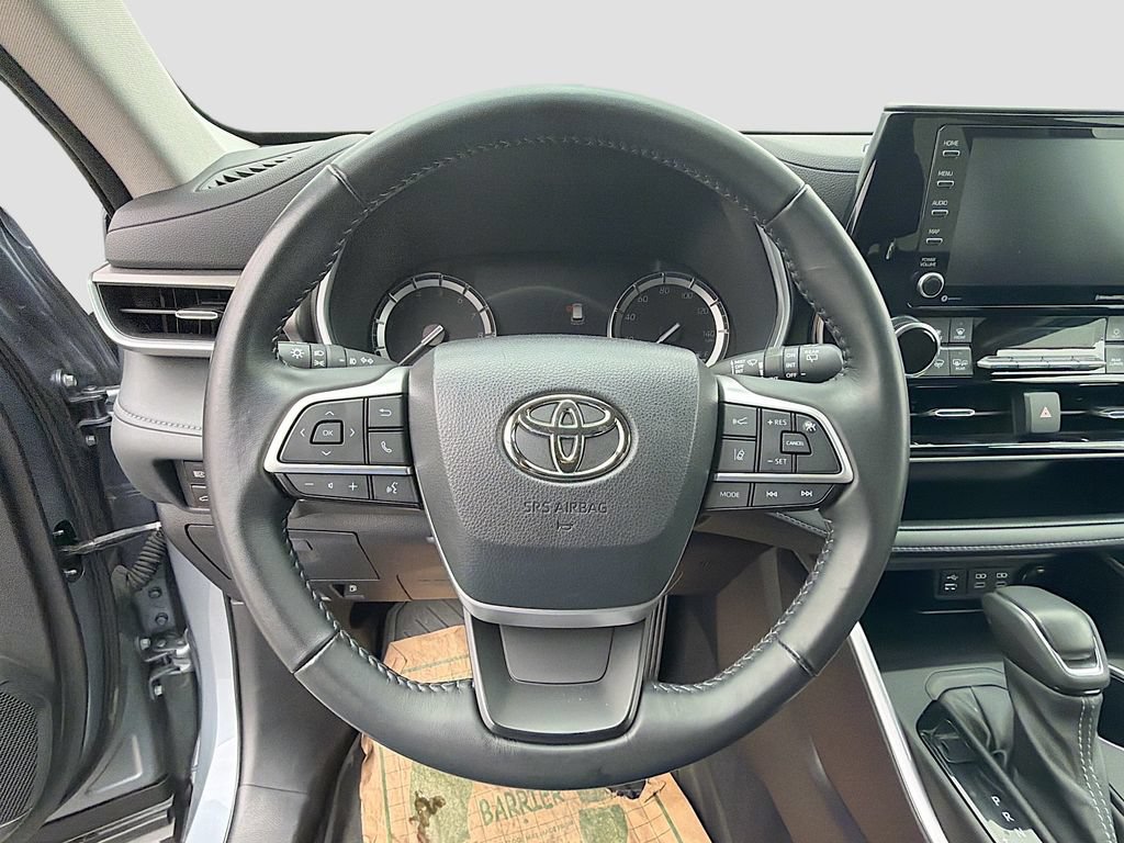Used 2022 Toyota Highlander XLE AWD/4WD image 11