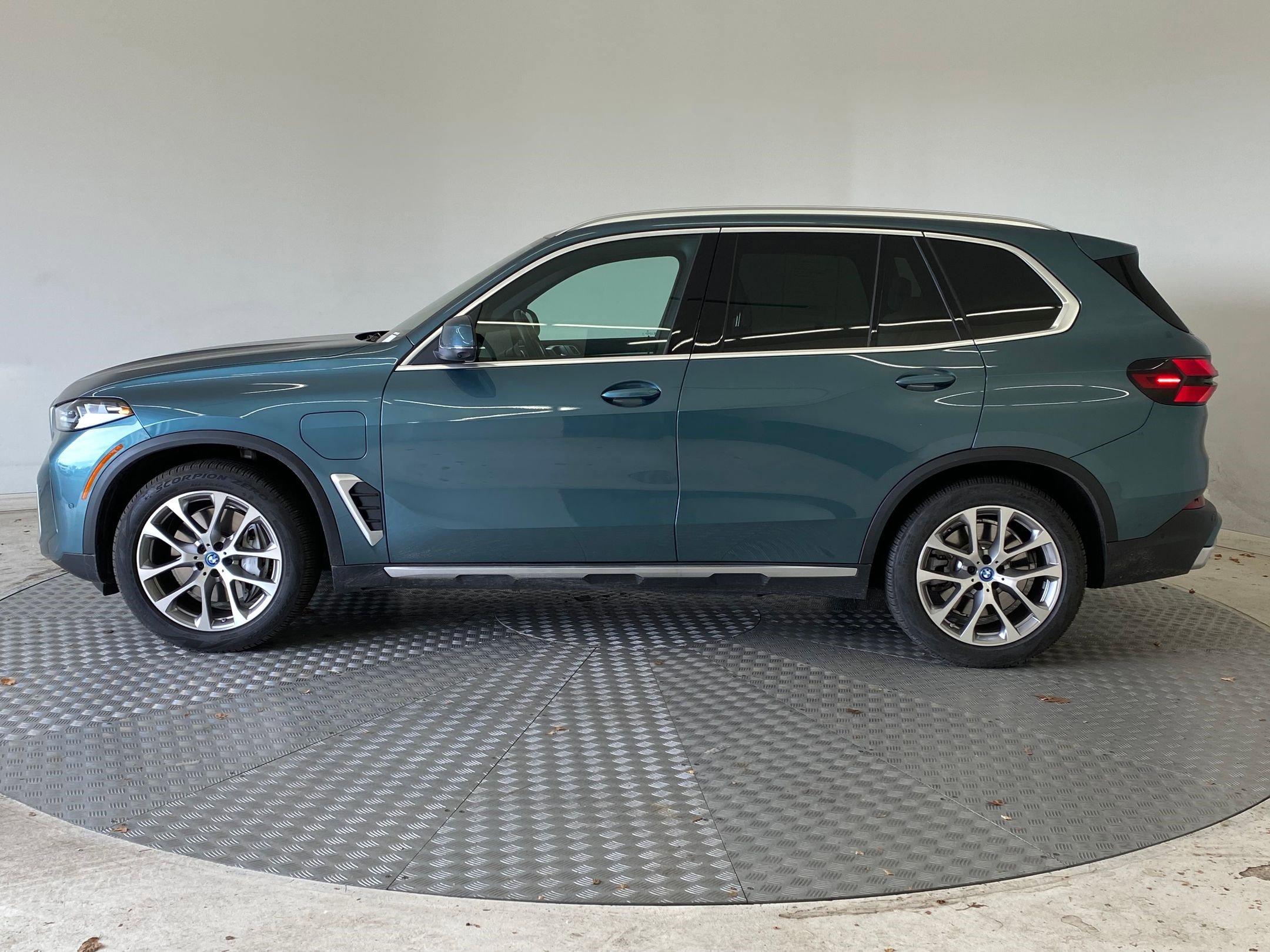 Used 2025 BMW X5 xDrive50e w/ Premium Package image 2