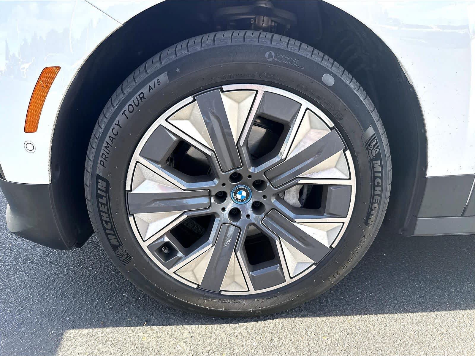 Used 2024 BMW iX xDrive50 w/ Convenience Package AWD/4WD image 32