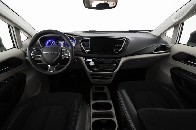 Used 2022 Chrysler Voyager LX image 5