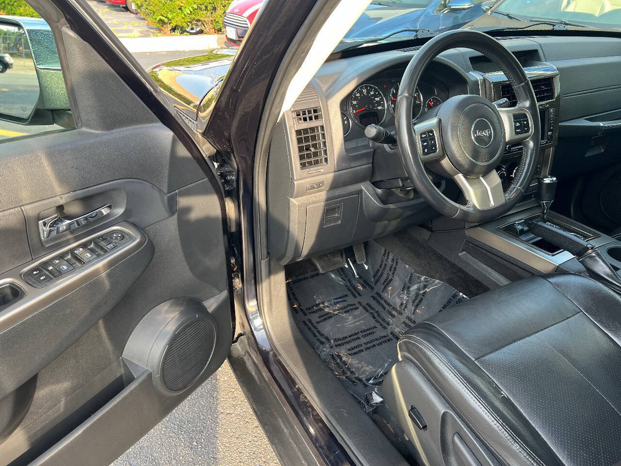Used 2011 Jeep Liberty Limited w/ Tire & Wheel Group AWD/4WD image 18