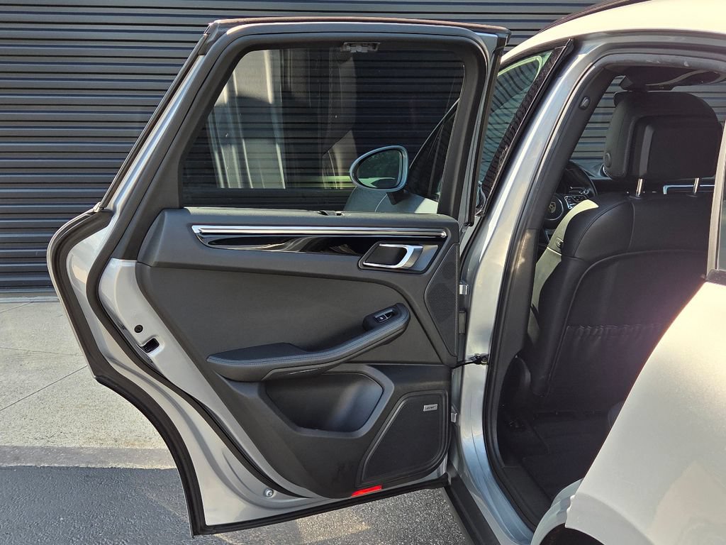 Certified 2019 Porsche Macan S AWD/4WD image 17