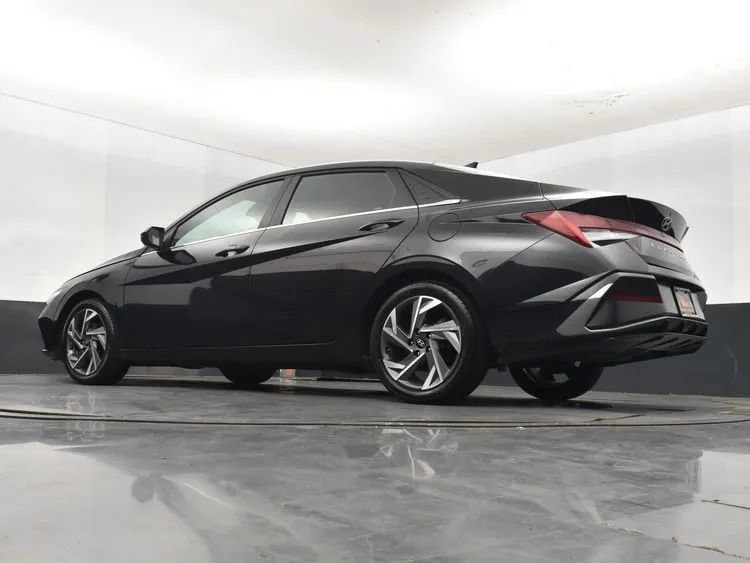 Used 2025 Hyundai Elantra SEL FWD image 9
