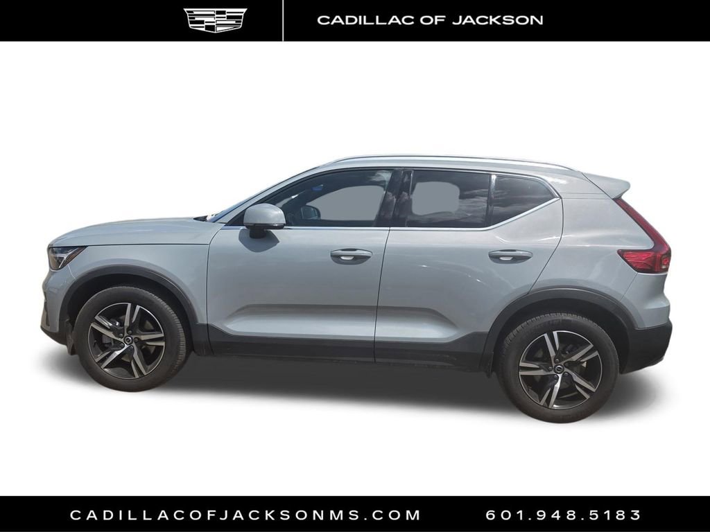 Used 2024 Volvo XC40 B5 Core image 9