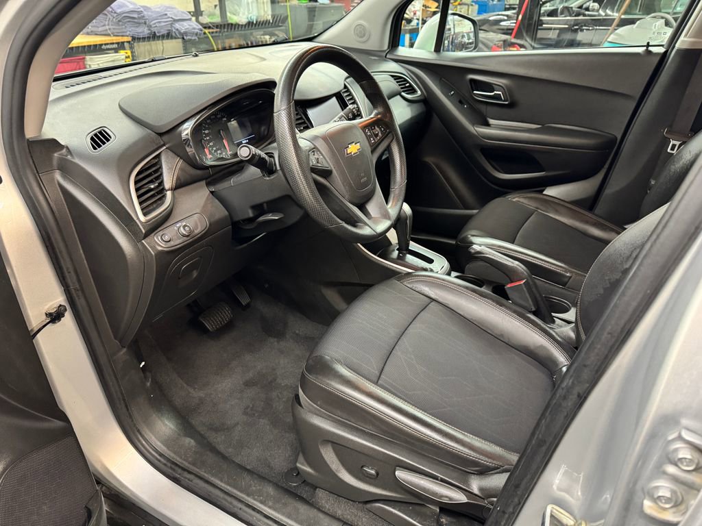 Used 2021 Chevrolet Trax LT AWD/4WD image 13