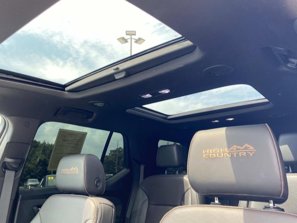 Used 2023 Chevrolet Traverse High Country image 16