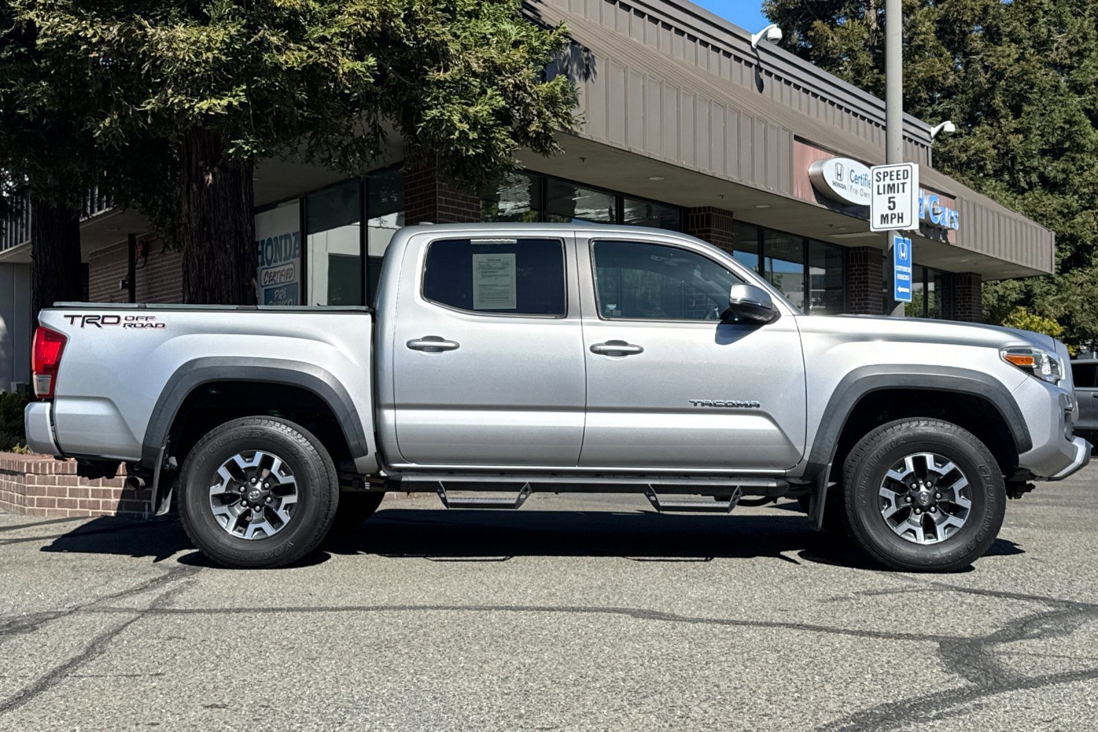 Used 2017 Toyota Tacoma TRD Off-Road RWD image 3