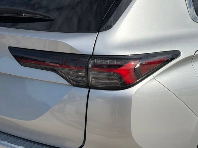 Used 2025 Mitsubishi Outlander ES FWD image 12