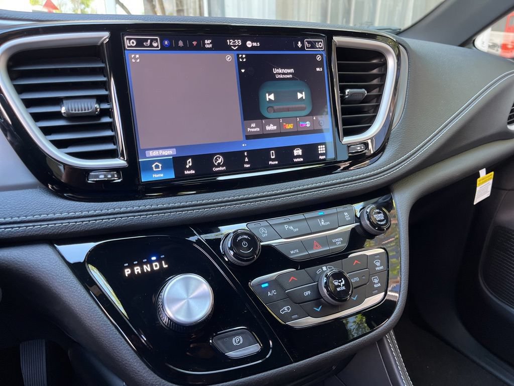 New 2027 Chrysler Pacifica Limited FWD image 33