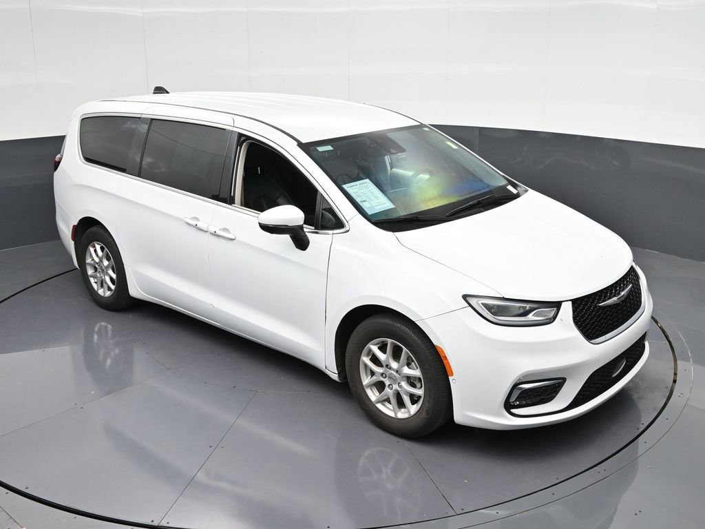 Used 2023 Chrysler Pacifica Touring-L FWD image 26