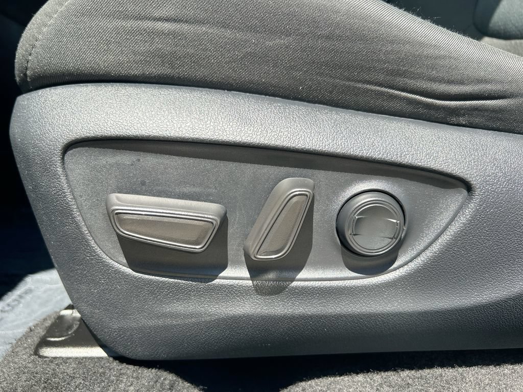 Used 2025 Toyota RAV4 XLE FWD image 12