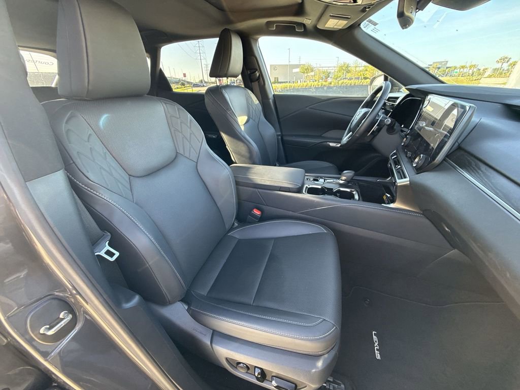 Used 2025 Lexus RX 350 Premium w/ Accessory Package (Z1) FWD image 16