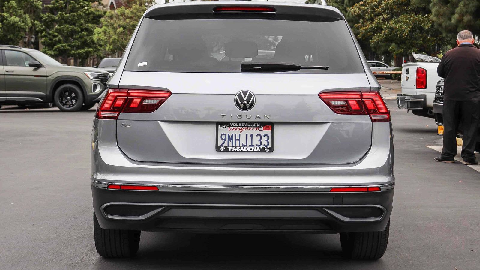 Used 2024 Volkswagen Tiguan SE w/ Panoramic Sunroof Package FWD image 11