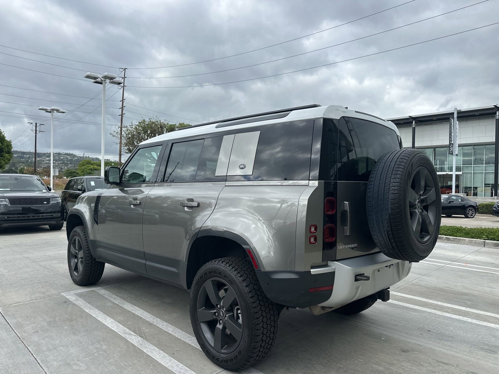 Certified 2023 Land Rover Defender 110 SE AWD/4WD image 4