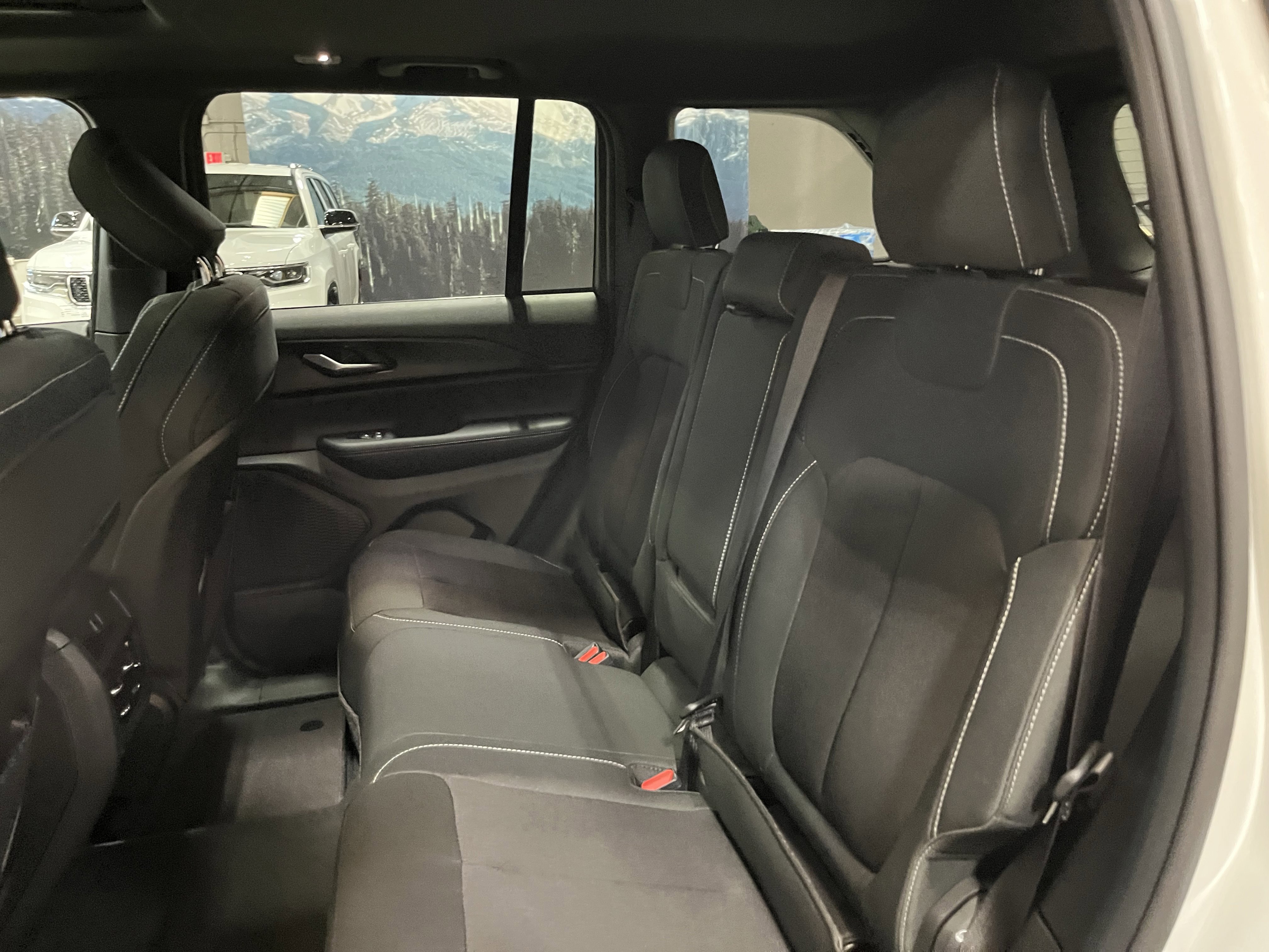 Certified 2025 Jeep Grand Cherokee Laredo w/ Luxury Tech Group I image 15