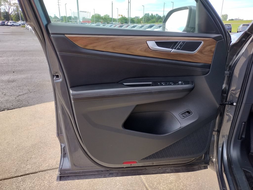 Used 2025 Volkswagen Atlas SE FWD image 30