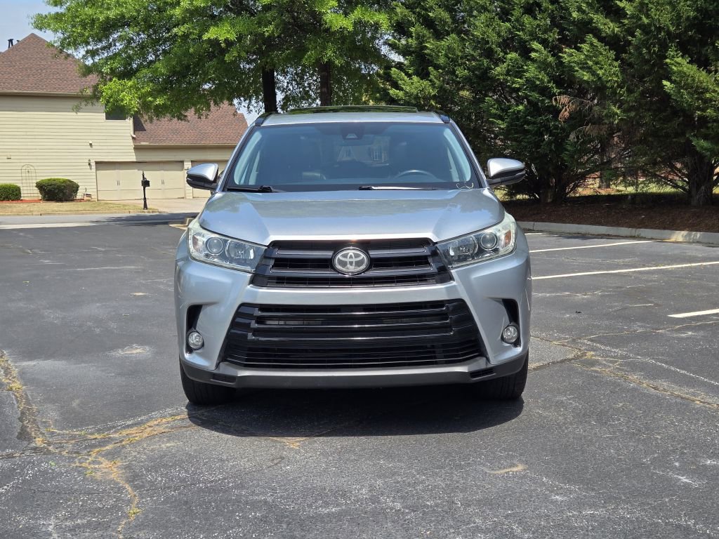 Used 2018 Toyota Highlander SE FWD image 2