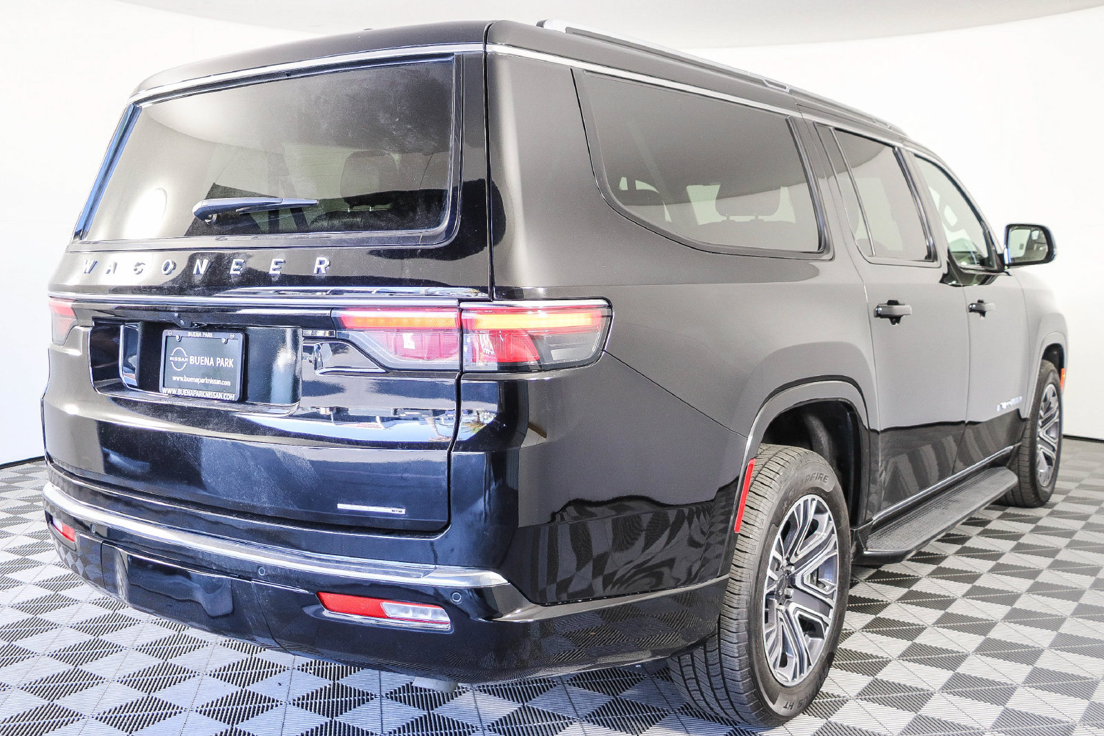 Used 2024 Jeep Wagoneer L Series II w/ Flexible Seating Group AWD/4WD image 8