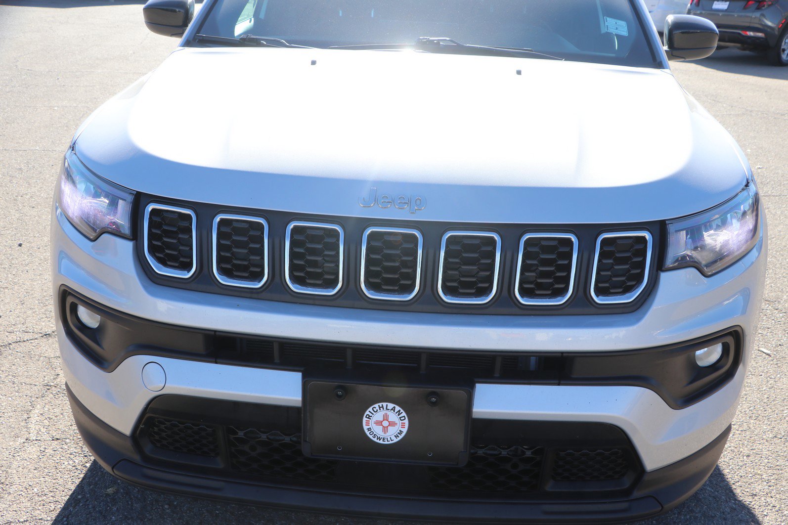 Used 2024 Jeep Compass Latitude image 2
