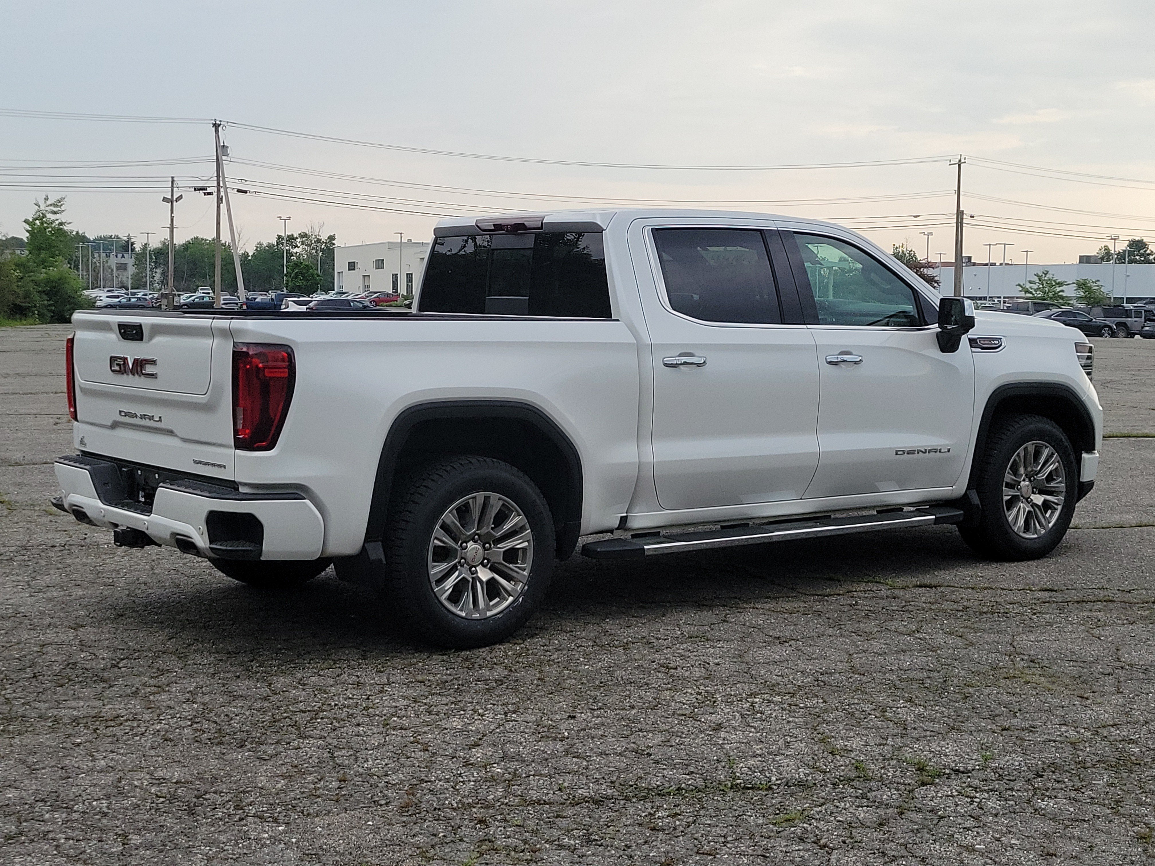 Used 2023 GMC Sierra 1500 Denali w/ Technology Package AWD/4WD image 5