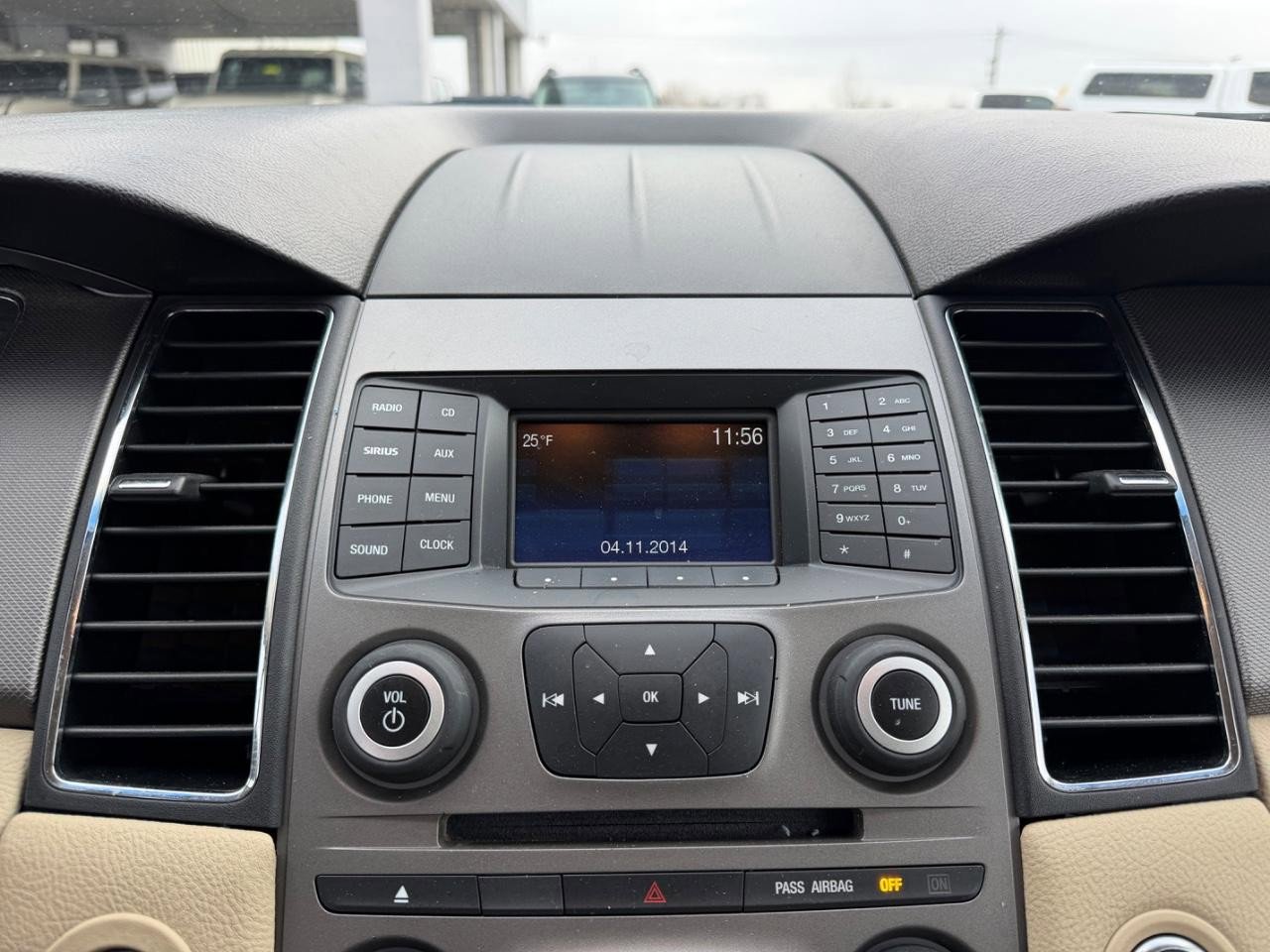 Used 2016 Ford Taurus SE FWD image 13