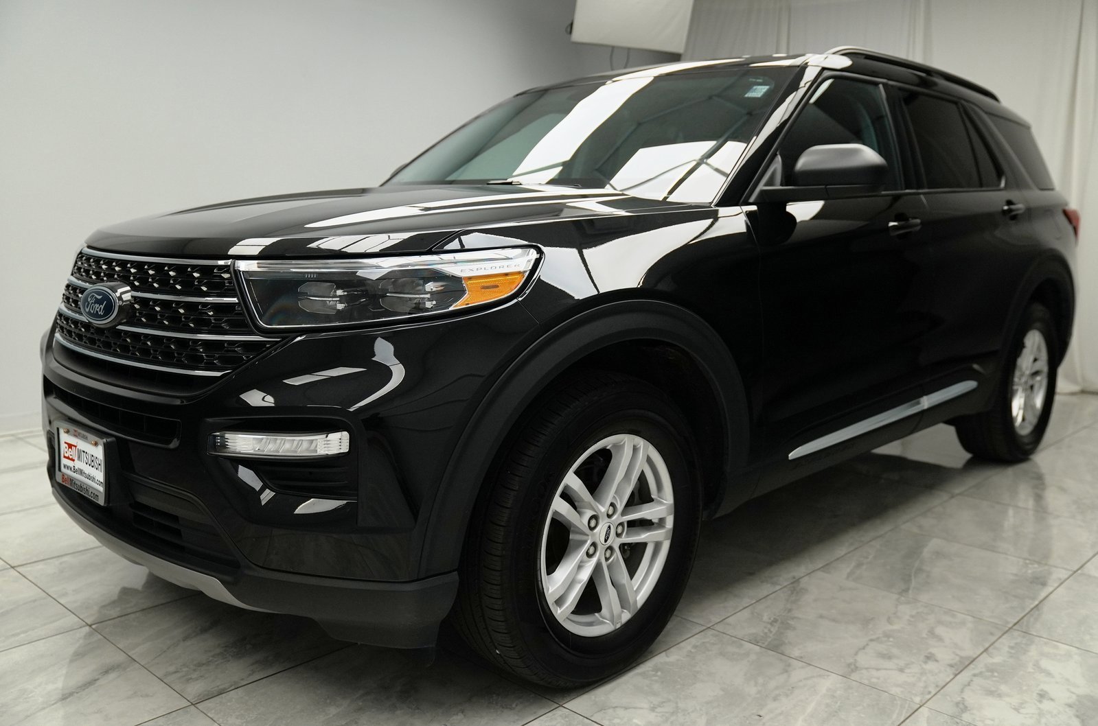 Used 2023 Ford Explorer XLT w/ Equipment Group 202A image 4