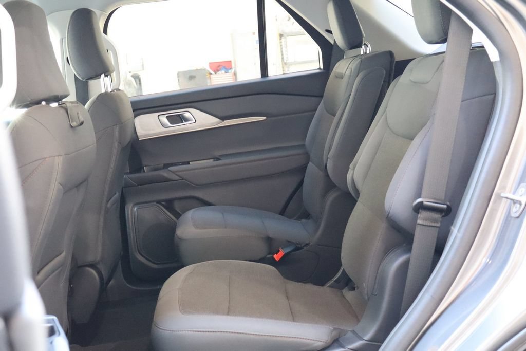 Used 2025 Ford Explorer Active AWD/4WD image 36