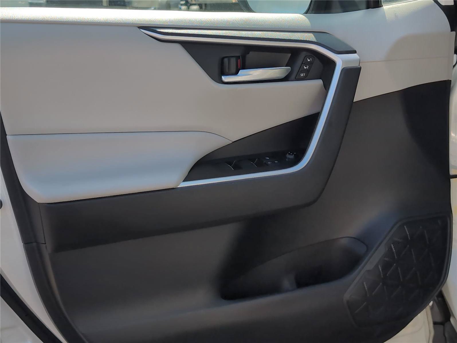 Used 2022 Toyota RAV4 XLE Premium AWD/4WD image 19