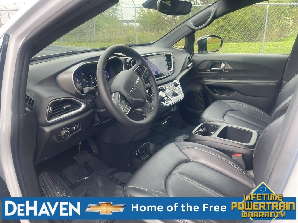Used 2025 Chrysler Pacifica Select FWD image 11