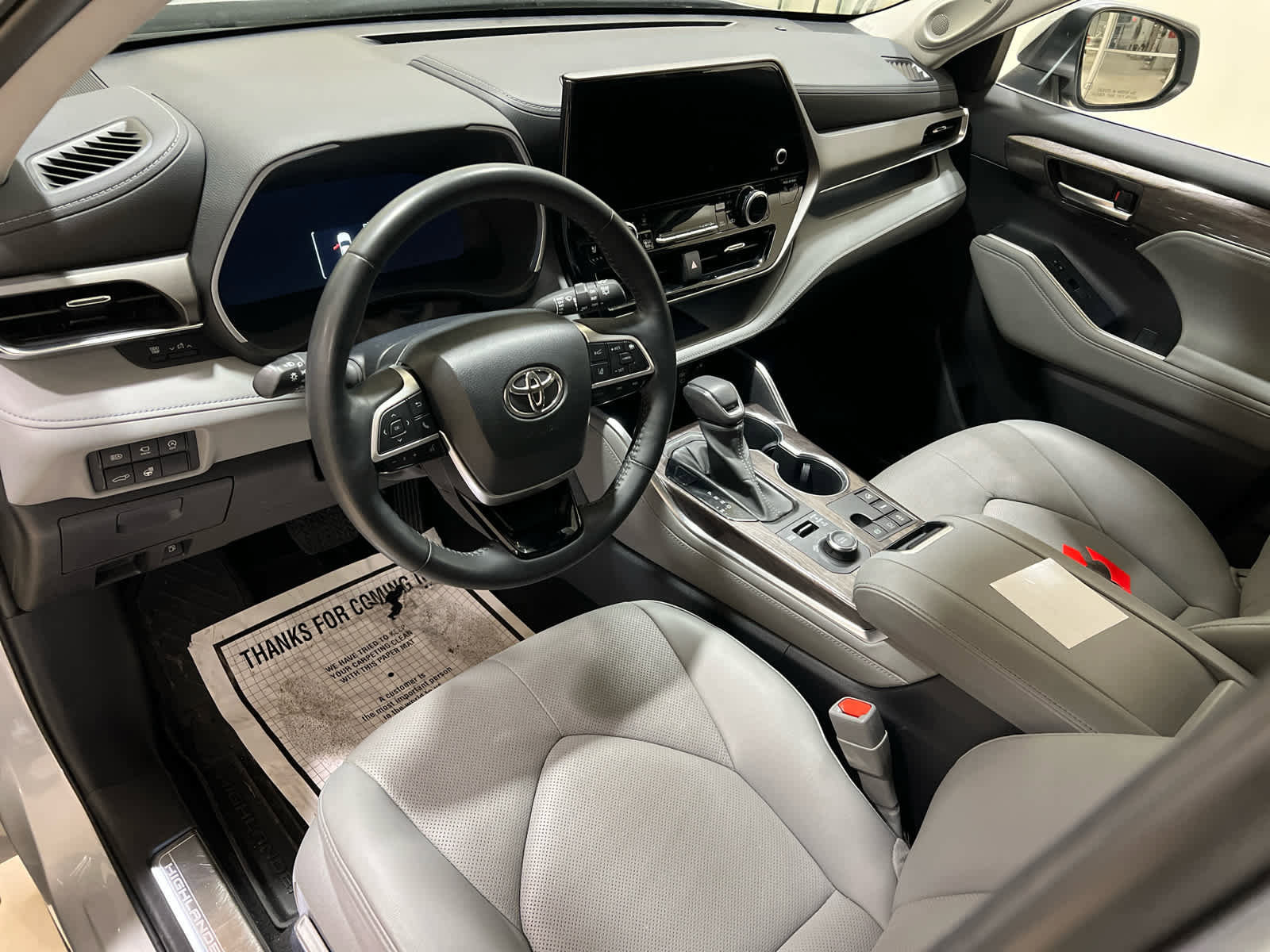 Used 2023 Toyota Highlander Limited image 14