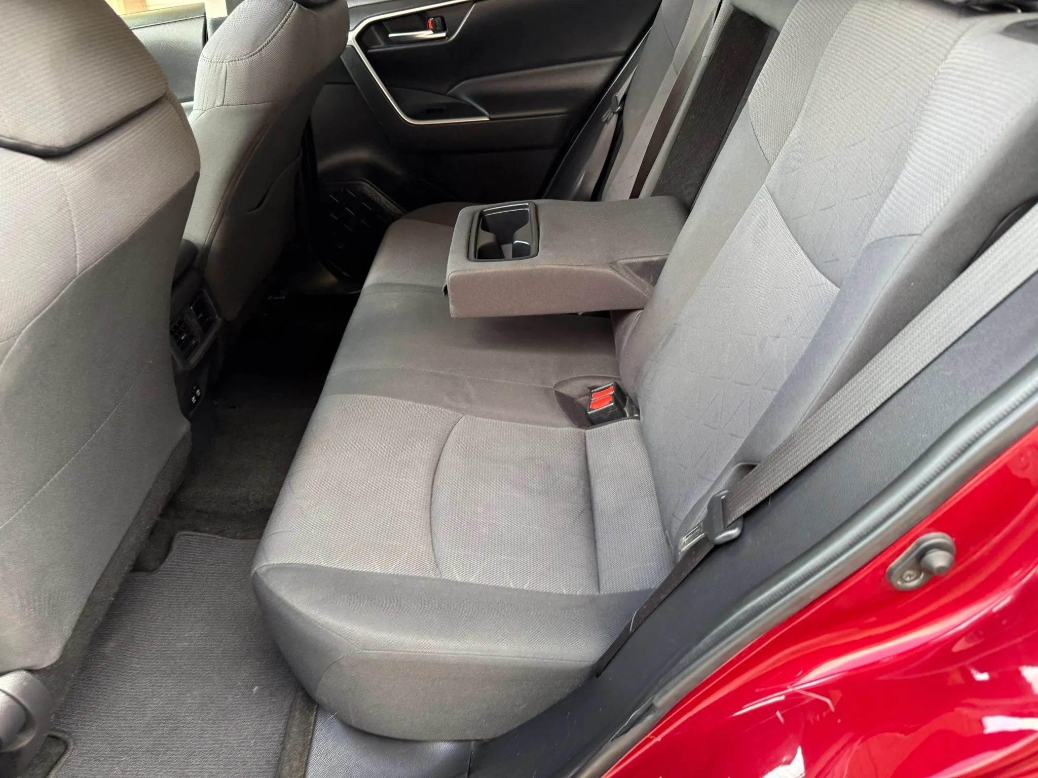 Used 2019 Toyota RAV4 XLE w/ Carpet Mat Package FWD image 25
