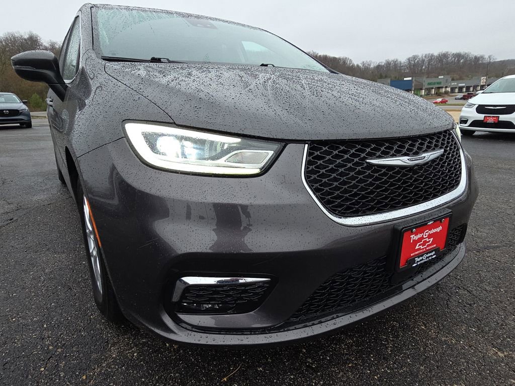 Used 2023 Chrysler Pacifica Touring-L image 11