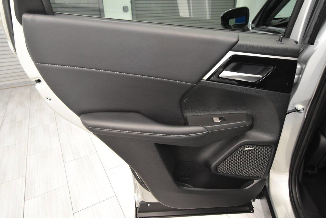 Used 2025 Mitsubishi Outlander SE image 14