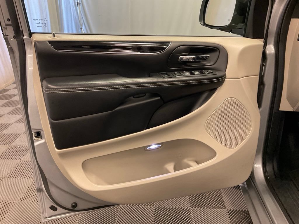 Used 2018 Dodge Grand Caravan SXT FWD image 16