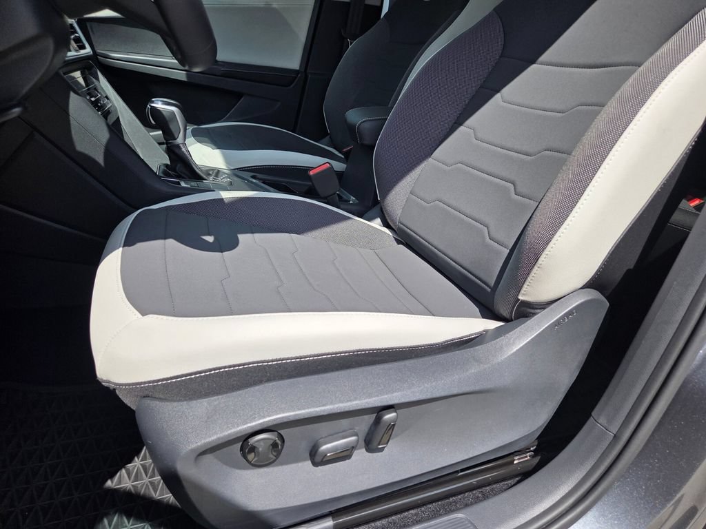 Certified 2025 Volkswagen Taos SE FWD image 10