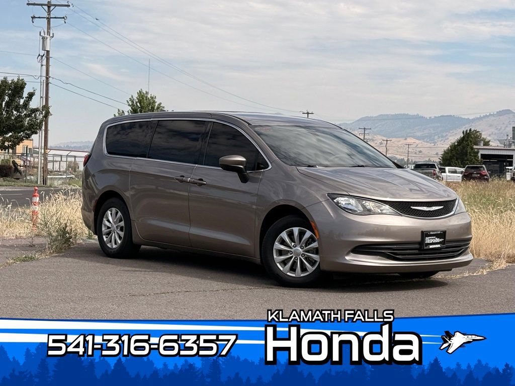 Used 2017 Chrysler Pacifica Touring w/ Tire & Wheel Group FWD video 1