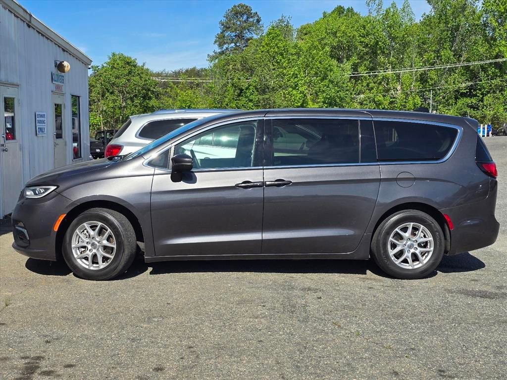 Used 2023 Chrysler Pacifica Touring-L image 13
