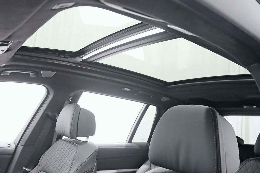 Used 2024 BMW X7 M60i w/ Executive Package image 37